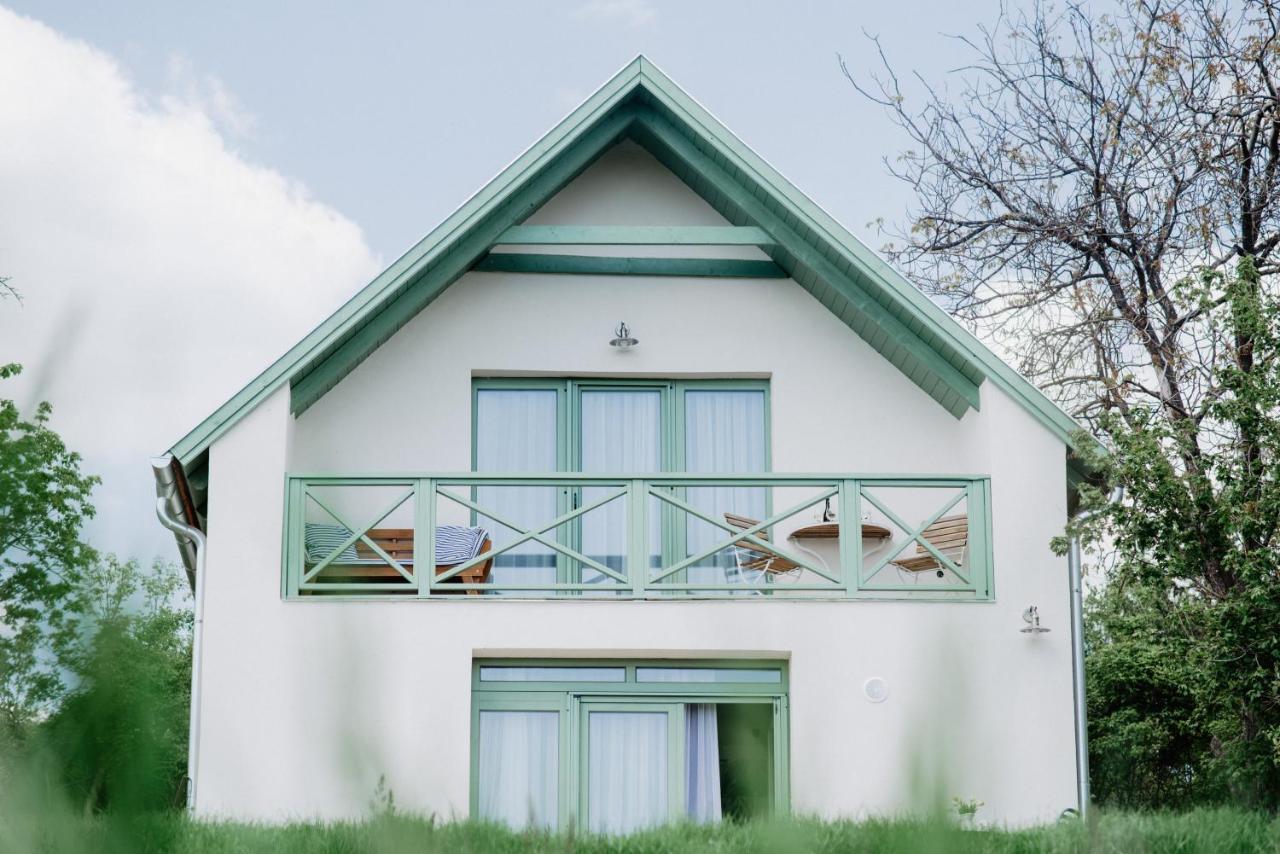 Cukormadar Vendeghaz Lovas Villa Exterior photo